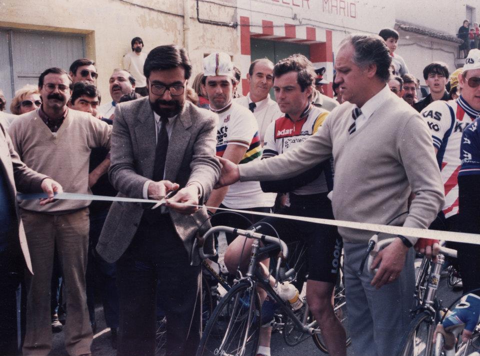 vetementsdevelo historia cortando cinta de salida ciclista